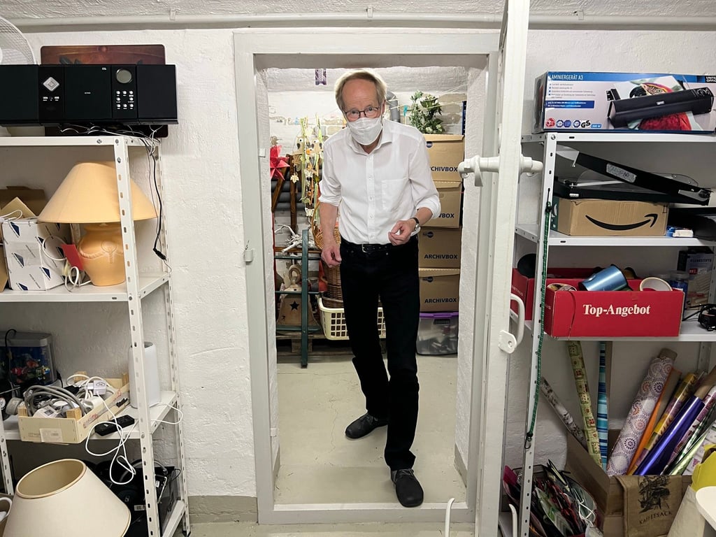 Pfarrer Ulrich Paulsen vom Stendaler Hospiz zeigt eine von zwei schweren Stahltüren im Keller des Hauses Wendtstraße 13 in Stendal.