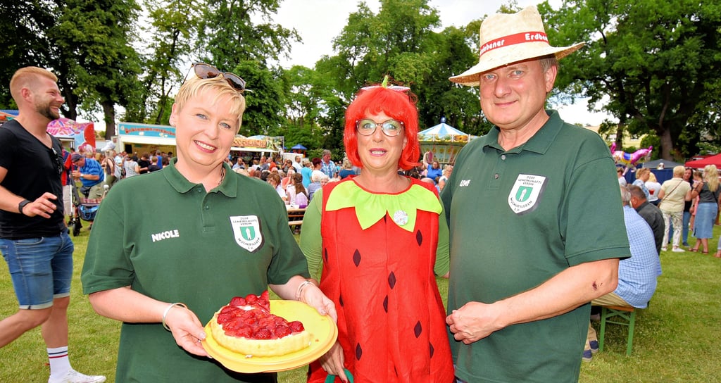 Die Vorsitzende des Dorfgemeinschaftsvereins, Nicole Jasper (l.), das Maskottchen des Erdbeerfestes, Erdbeerlinchen, und der Moderator Uwe Wöbke freuten sich über den sehr großen Besucherstrom.