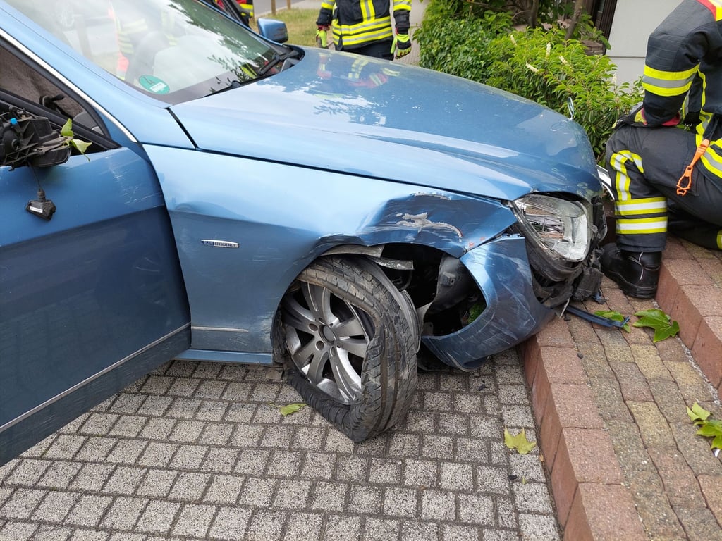 Ein 81-Jähriger hat am Samstag (11. Juni) in Wernigerode einen Unfall verursacht. Er und seine Begleiterin mussten mit dem Rettungsdienst ins Krankenhaus nach Halberstadt gebracht werden.