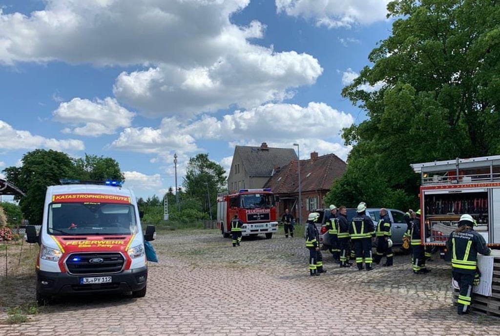 Zu einem Brand eines Zuges, was sich aber nicht bestätigte, wurde die Feuerwehr Elbe-Parey auf den Bahnhof nach Güsen alarmiert.