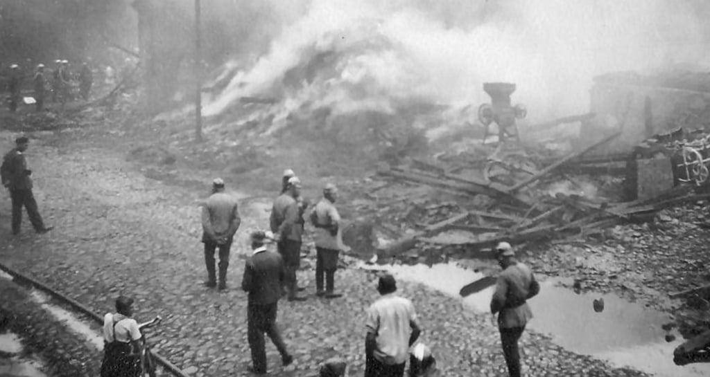 Schockierte Feuerwehrmänner stehen vor den noch qualmenden Trümmern einer abgebrannten Scheune in Vissum. 