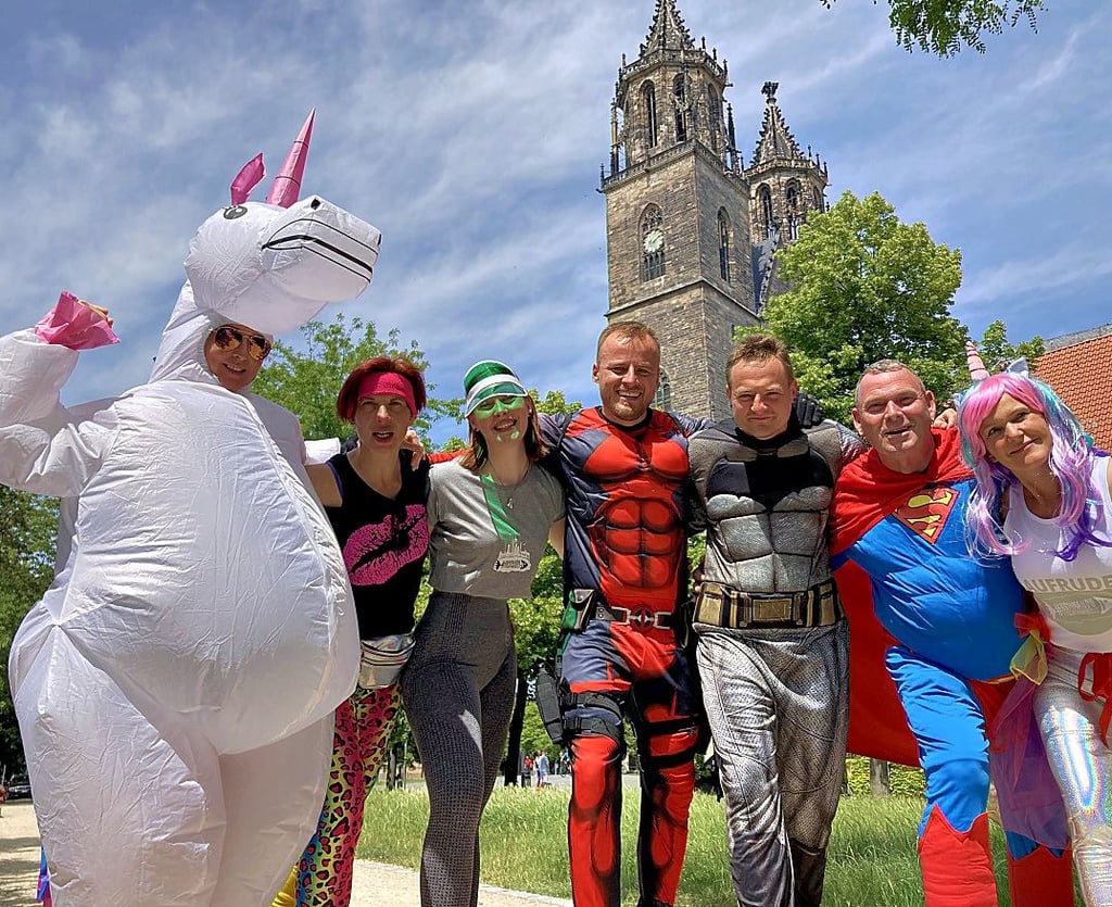 Annett Wolff (von links), Melanie Schimek, Clara Theuring sowie Organisator Christian Schlotfeldt, Frank Meyer, Uwe und Ulrike Müller haben für den Spendenlauf bereits jeweils ein passendes Outfit gefunden, in dem sie jeweils unterwegs sein werden.