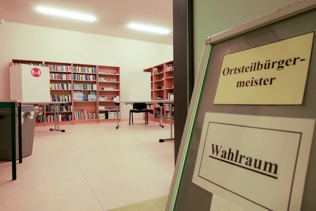 Blick in den Wahlraum für die Ortsteilbürgermeisterwahl in Schmiedefeld am Rennsteig. An insgesamt 324 Orten in Thüringen werden neue Bürgermeister gewählt. Foto: Michael Reichel/
