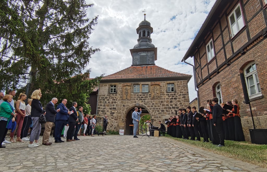 Offizielle Einweihung des neuen Außengeländes im Kloster Michaelstein am Torhaus mit dem MDR-Kinderchor.