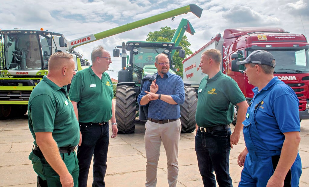 Landrat Martin Stichnoth (Mitte) im Gespräch mit den Mitarbeitern der Agrargenossenschaft Magdeburg Nord.