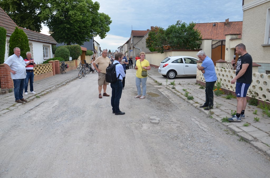 Die Straßenzustände in Atzendorf sind zum Großteil eine Katastrophe. Beispielsweise macht Christian Rock (von rechts) Ortsbürgermeister Peter Rotter auf die Gefahrenquellen in der Friedrich-Engels-Straße aufmerksam.