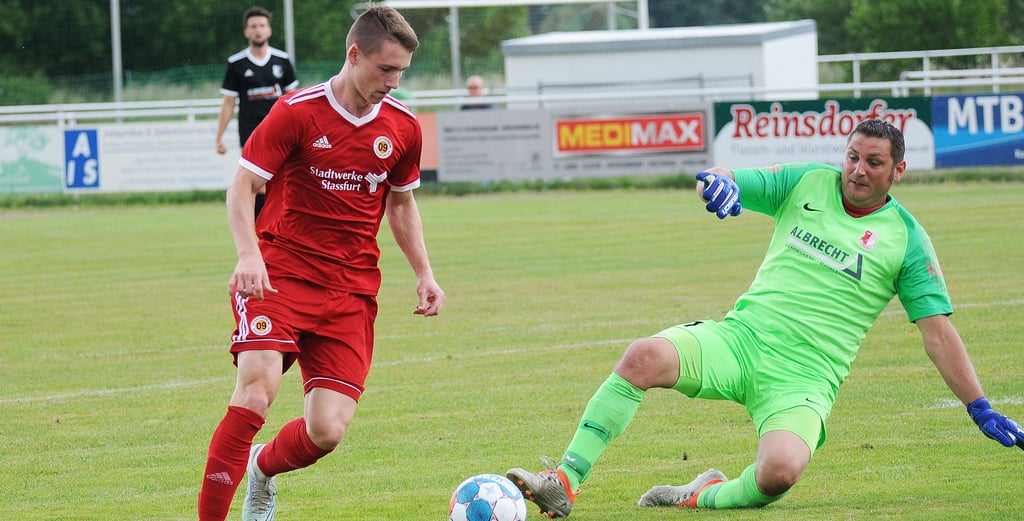 Amon van Linthout (links) überwand Rot-Weiß Kembergs Torhüter Christoph Heede zum Saisonabschluss dreimal und leitete so den 4:1 (2:0)-Sieg des SV 09 Staßfurt ein.