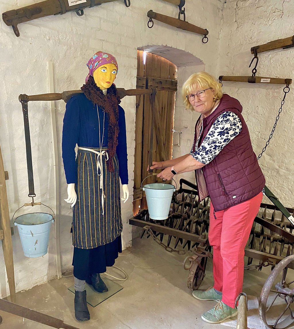 Inge Schütt, hier im neuesten Raum mit den landwirtschaftlichen Geräten, bei den letzten Handgriffen vor der Öffnung am Sonntag, 19. Juni.