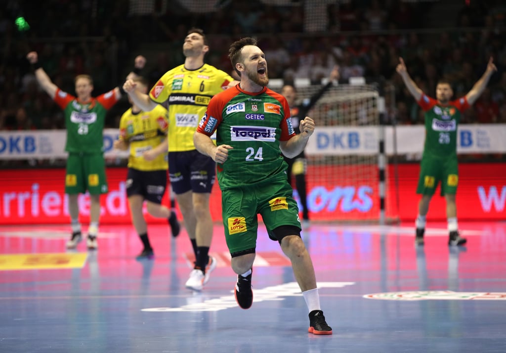 Kapitän Christian O'Sullivan durfte als erster die Meisterschale in die Hände nehmen. Zuvor gewann er mit dem SCM 37:34 gegen die Rhein-Neckar Löwen.