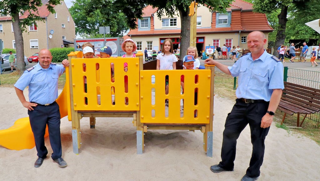 Auf dem Spielplatz vor dem Feuerwehrgerätehaus können Mädchen und Jungen neue Spielgeräte nutzen. Darüber freuen sich Ortsbürgermeister Mike Lange (rechts) und Karsten Theilemann vom Ortschaftsrat, beide gehören auch der Freiwilligen Feuerwehr Prettin an.