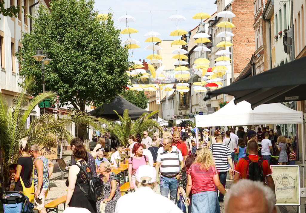 Blick auf die Jüdenstraße am Samstag: Zahlreiche Besucher haben das 5. Weißenfelser Streetfood- und Kleinkunstfestival besucht und sich an den Köstlichkeiten erfreut.