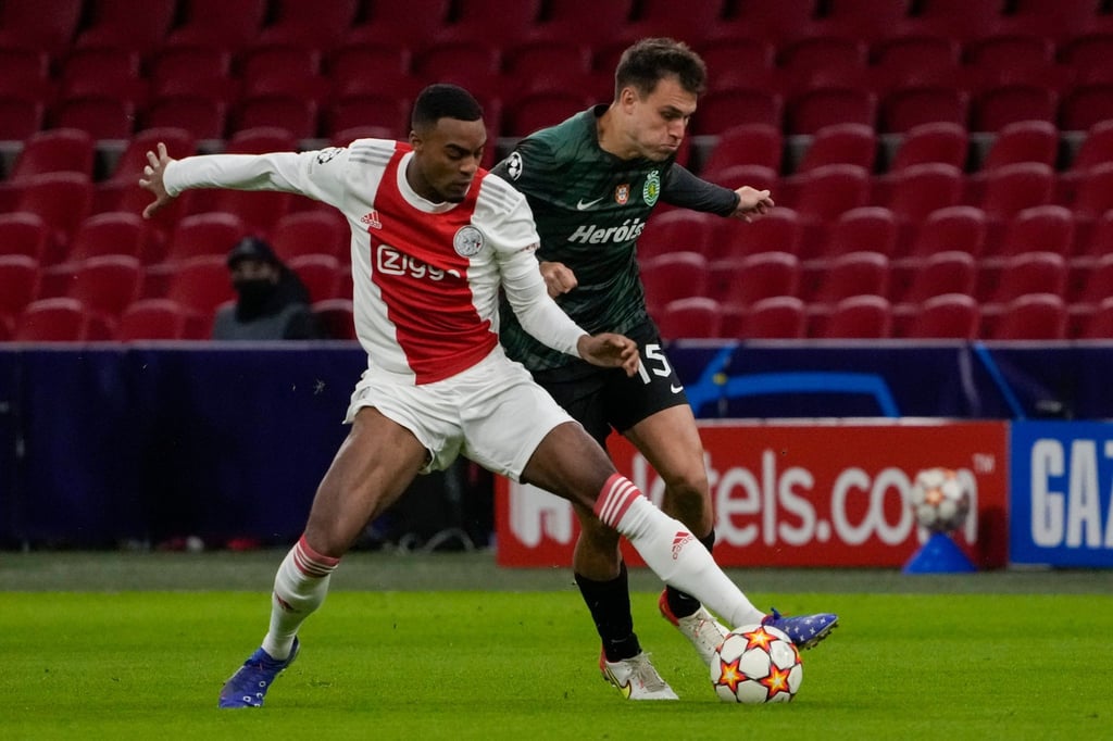 Der Wechsel von Ryan Gravenberch (l) zum FC Bayern ist perfekt.