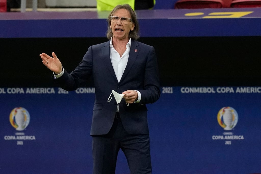 Perus Trainer Ricardo Gareca steht am Spielfeldrand.