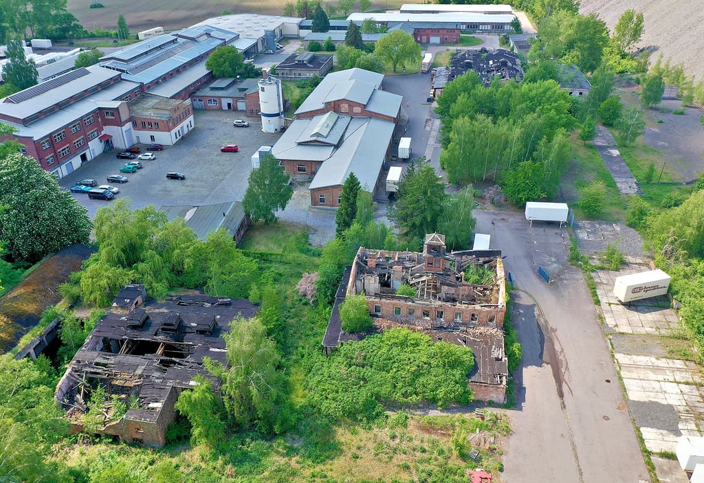 Auf der Industriefläche stehen vier abrissreife Gebäude.