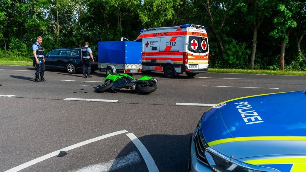 Die Polizei sicherte die Unfallstelle auf der B 100 ab.