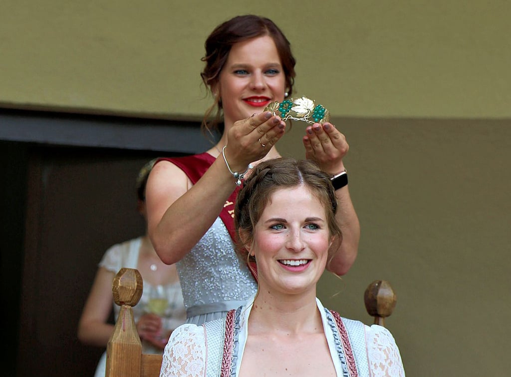 Bad Kösens bisherige Weinprinzessin Maria Scheffel setzt Paula Löber die Krone auf. Die neue Majestät lernte im Landesweingut Kloster Pforta.