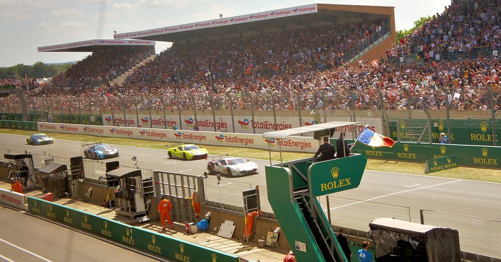 Nach der Warm-up-Runde schwenkt der Starter die französische Fahne und gibt die 24-Stunden von Le Mans frei.
