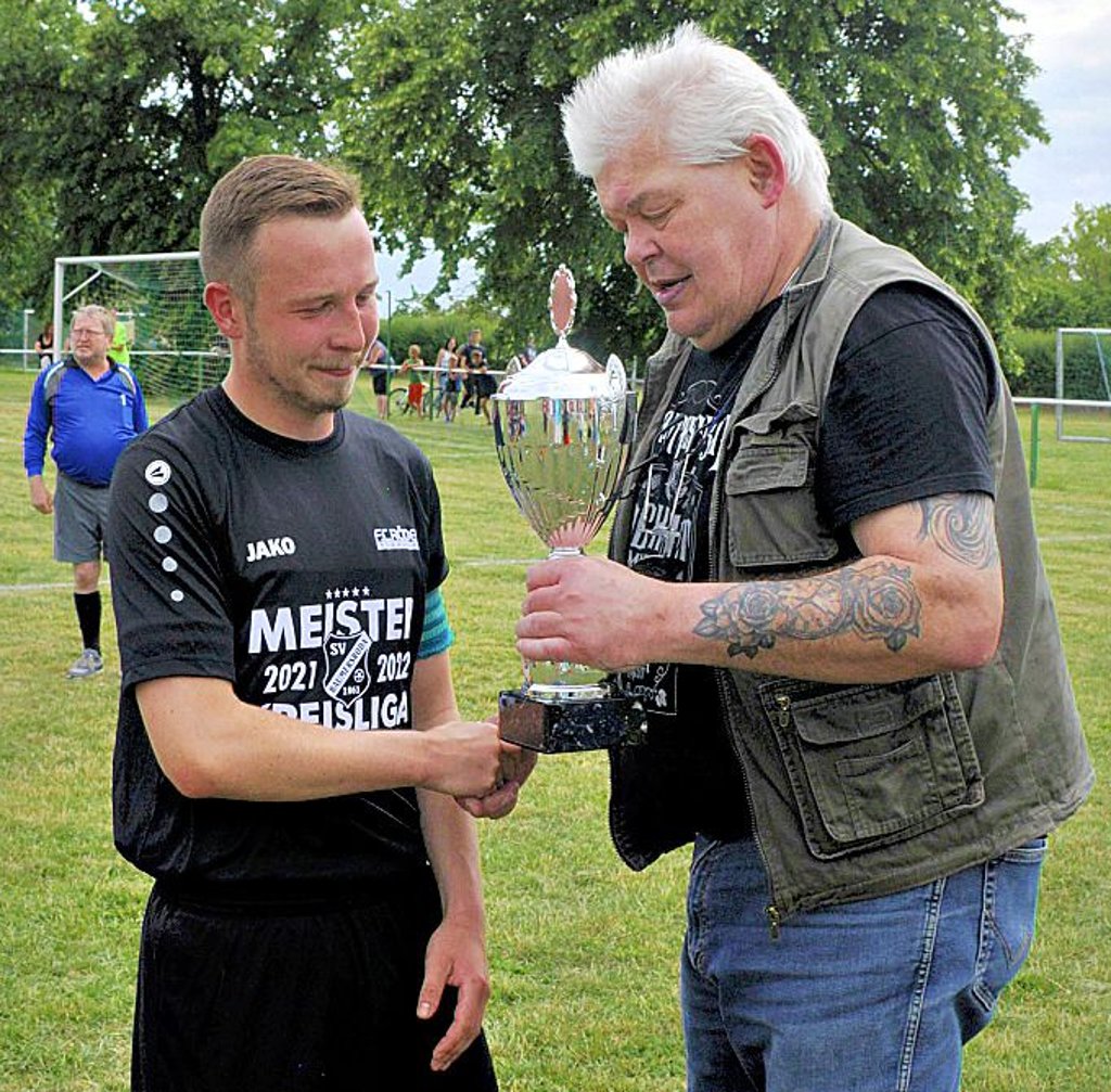 BSV-Kapitän Franz Wienke erhält von Klaus-Peter Krümmling den Kreisliga-Meisterpokal.