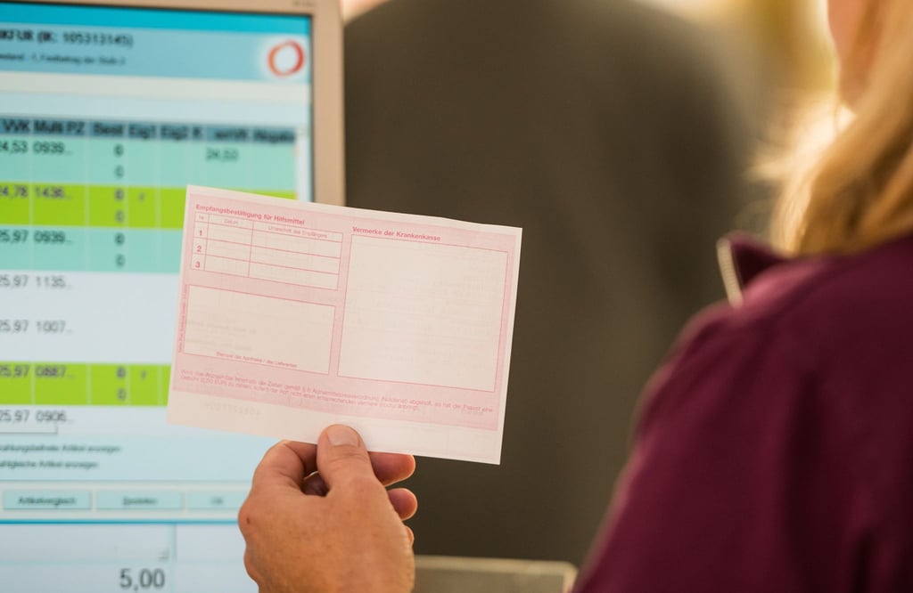 Das rosafarbene Rezept gilt als Standardrezept - zumindest für diejenigen, die gesetzlich versichert sind.