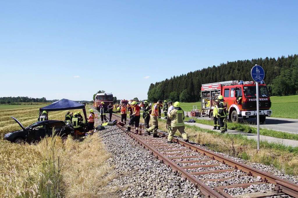 Ein Auto ist am Sonntag bei Halfing in Oberbayern an einem unbeschrankten Bahnübergang mit einer Lokalbahn kollidiert, die Fahrerin des Wagens wurde schwer verletzt.