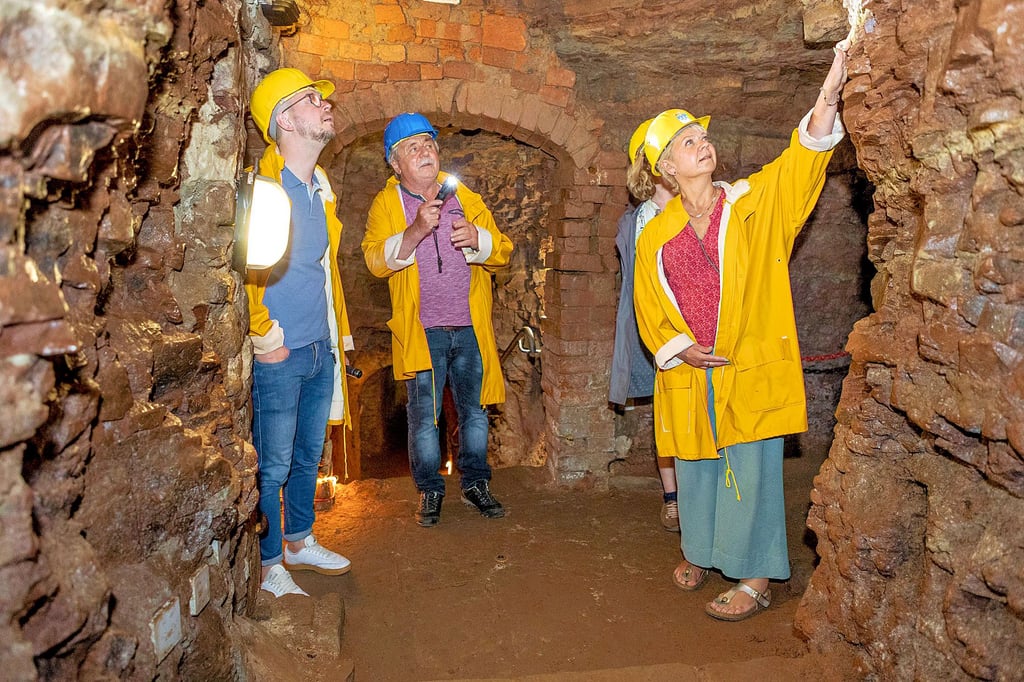 Cornelia Lüddemann, Vorsitzende der Grünen-Landtagsfraktion (r.), auf ihrer Tour durch das Unterirdische Zeitz.