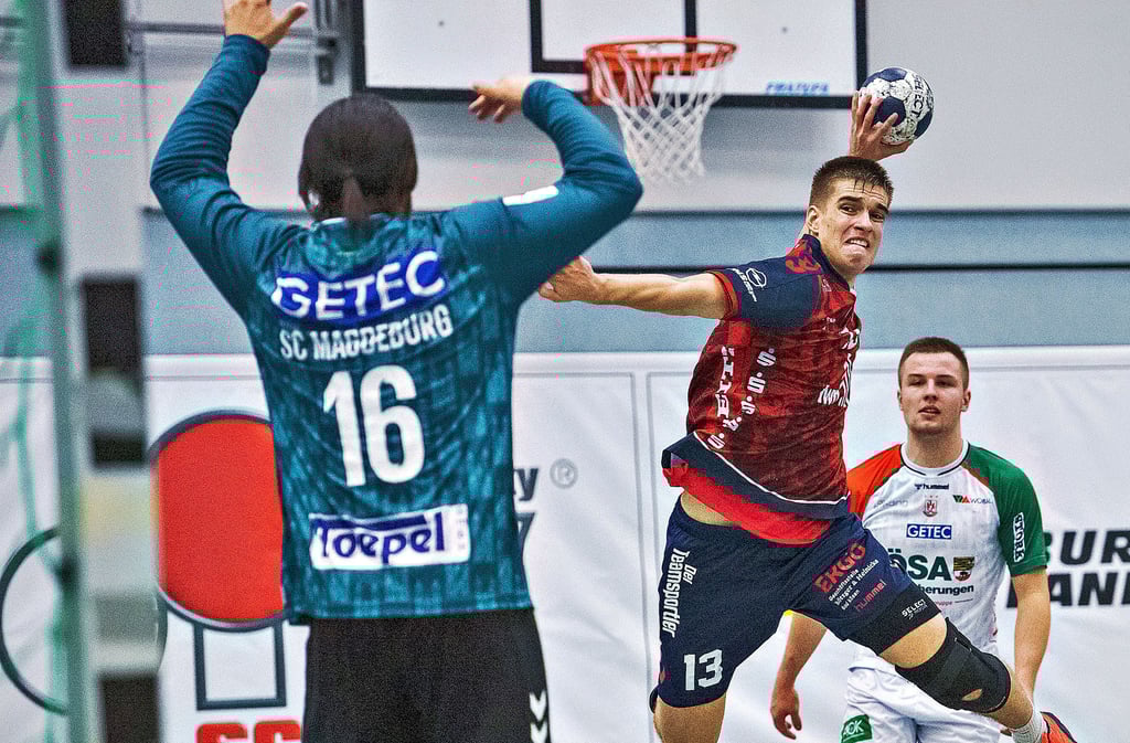 Eigentlich in der Drittliga-Mannschaft des HC Burgenland aktiv, steuerte Marek Hnidák (hier in einer früheren Partie beim Wurf zu sehen) am Sonntag fünf Tore für den Klassenerhalt der Zweiten bei.