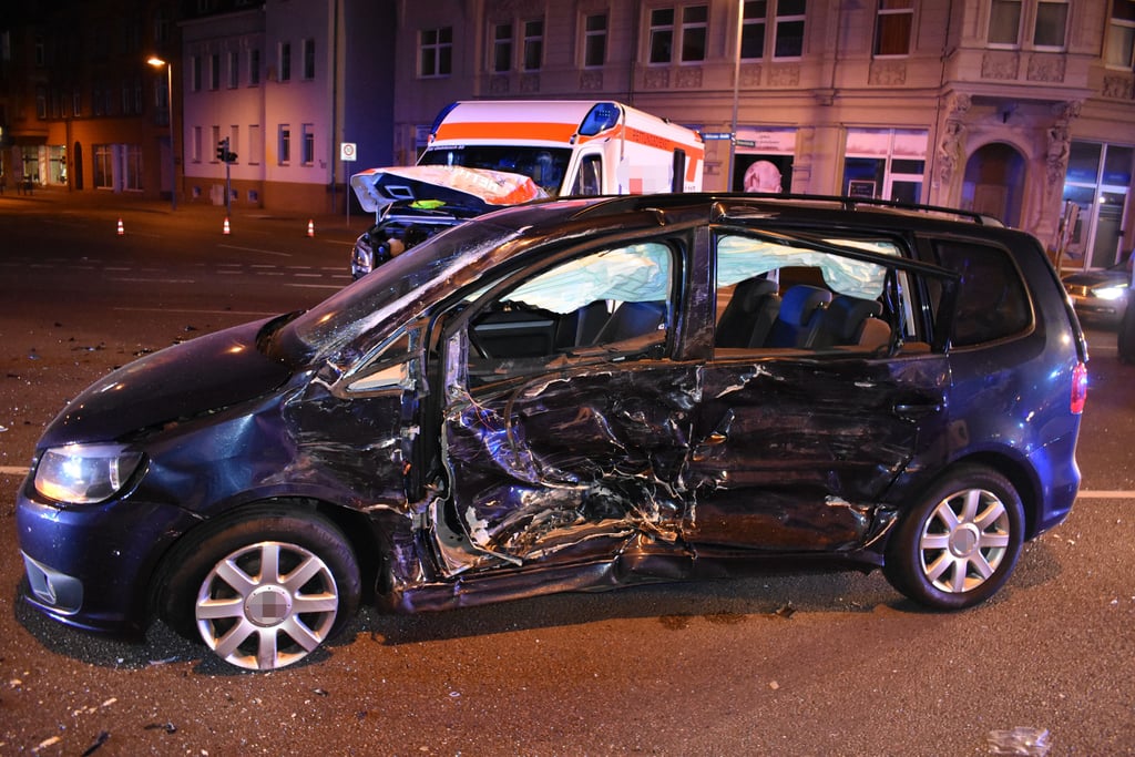 Bei einem Unfall in Bitterfeld ist ein Auto mit einem Krankenwagen zusammengestoßen. Bei dem Unfall wurden alle Insassen im VW verletzt.