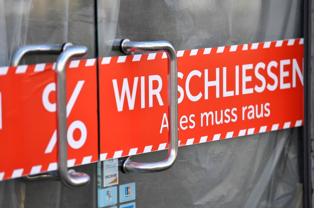 „Wir schliessen. Alles muss raus“ steht auf dem Banner in der Tür eines Geschäfts in der Altstadt von Erfurt.
