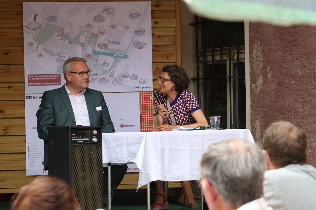 Der Landrart des Burgenlandkreises, Götz Ulrich (CDU), und die Chefin des Berliner Architektenbüros Baupiloten, Susanne Hofmann, im Gespräch beim Sommerfest im Weißenfelser Kloster St. Claren, dem künftigen Ort des Bildungscampus.