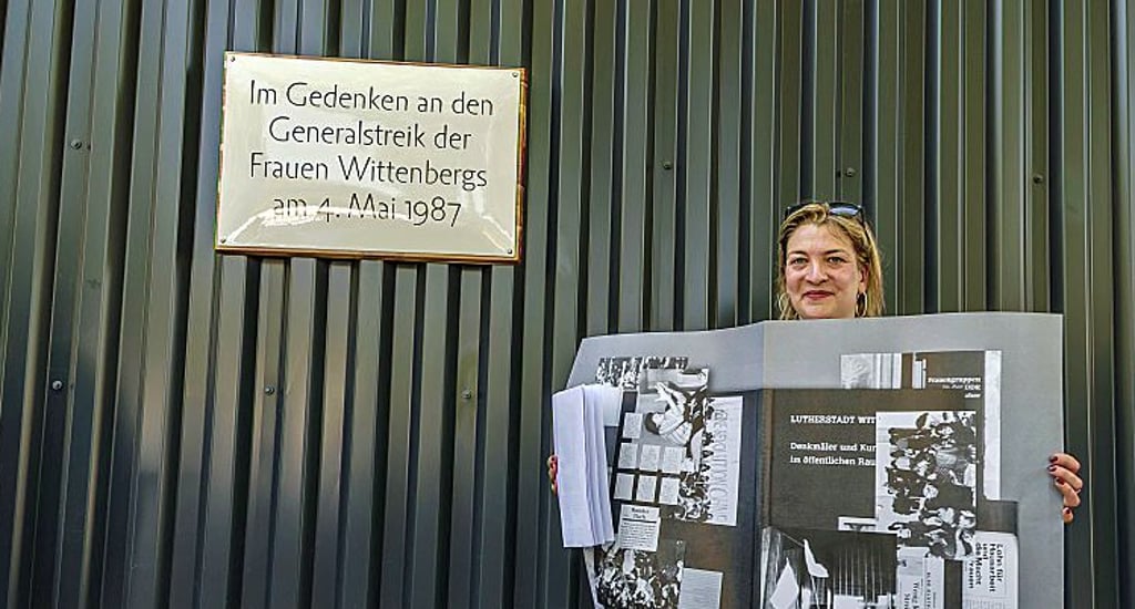 Luise Schröder mit ihrer Tafel zum Gedenken an den Generalstreilk der Frauen 1987.