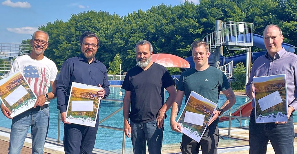 Im Beisein von Huy-Bürgermeister Maik Berger (2. v. l.) übergab Fotograf Ulrich Schrader (Mitte) die Geldspenden an Michael Richter (Freibad Eilenstedt/links) sowie Olaf Beder (Badersleben/rechts) und René Stoffregen aus Aderstedt.