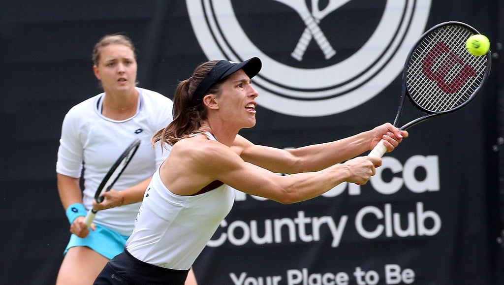 Andrea Petkovic (r) und Jule Niemeier sind im Doppel-Wettbewerb in Berlin in der ersten Runde ausgeschieden.