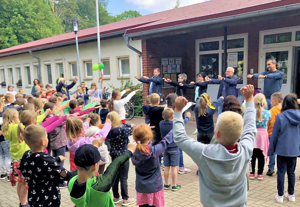 Alle zusammen: Tanz der Kinder auf dem Pausenhof der Grundschule „Friedrich Loose“ in Großmühlingen.