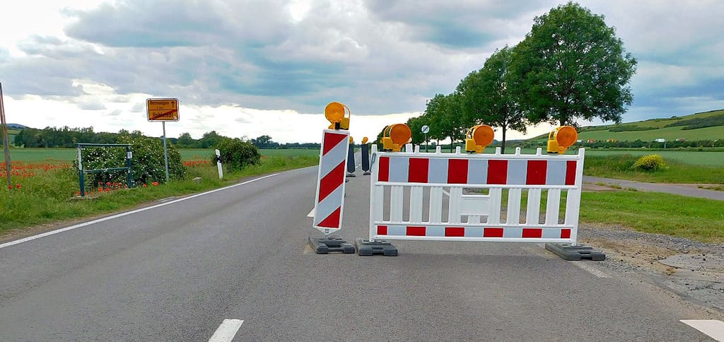 Diese Warnbaken stehen am Ortsausgang Hohlstedt.