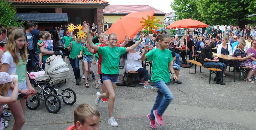 Mit Sonnen in der Hand zogen die Apenburger Grundschüler von allen vier Seiten auf den Schulhof ein, wo zahlreiche Besucher das Programm auf der Bühne verfolgten.