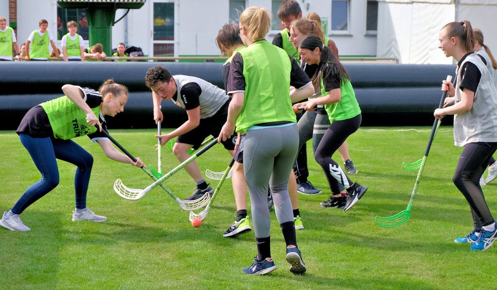 Taktik ist bei diesem Floorball-Spiel nicht die Nummer eins. Wer den Ball hat, versucht, ein Tor für seine Mannschaft zu schießen.