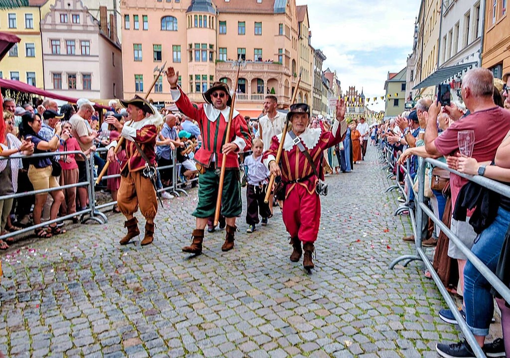 Zum Festumzug ist die Straße von Gästen gesäumt.