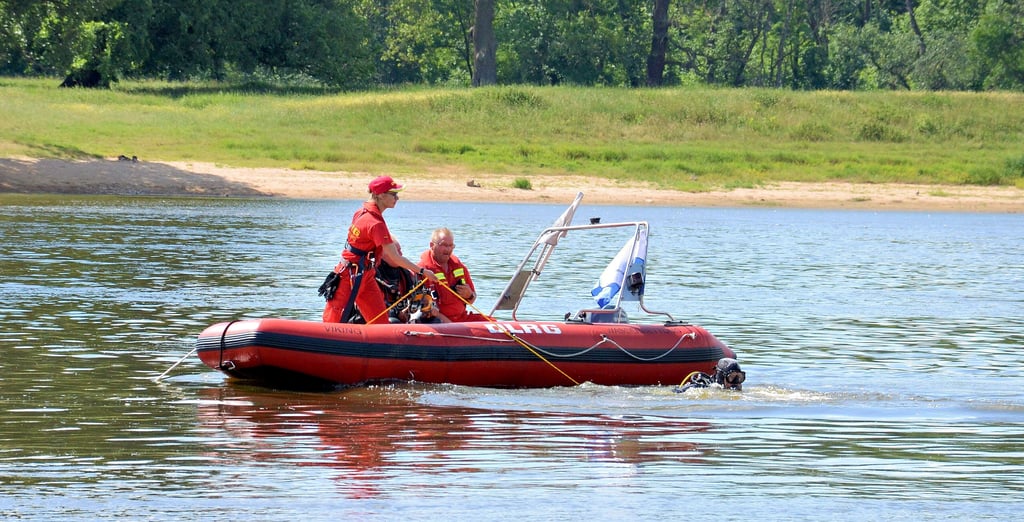 Die Elbe unterhalb von Steutz diente den Rettungstauchern der DLRG als Übungsgewässer fürs Strömungstauchen. Tauchgänge vom Boot aus gehörten dazu.
