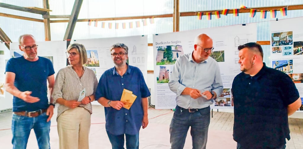 Peter Sander (von links) vom Heimatverein Könnern, Brigitta Wend, Pfarrer Thomas Meißner, Harald Schwarz und Kay Sjaba diskutierten lebhaft über die zukünftige Nutzung der Edlauer Kirchen und präsentierten beim Forum in der „Tanztenne“ Lösungsansätze.