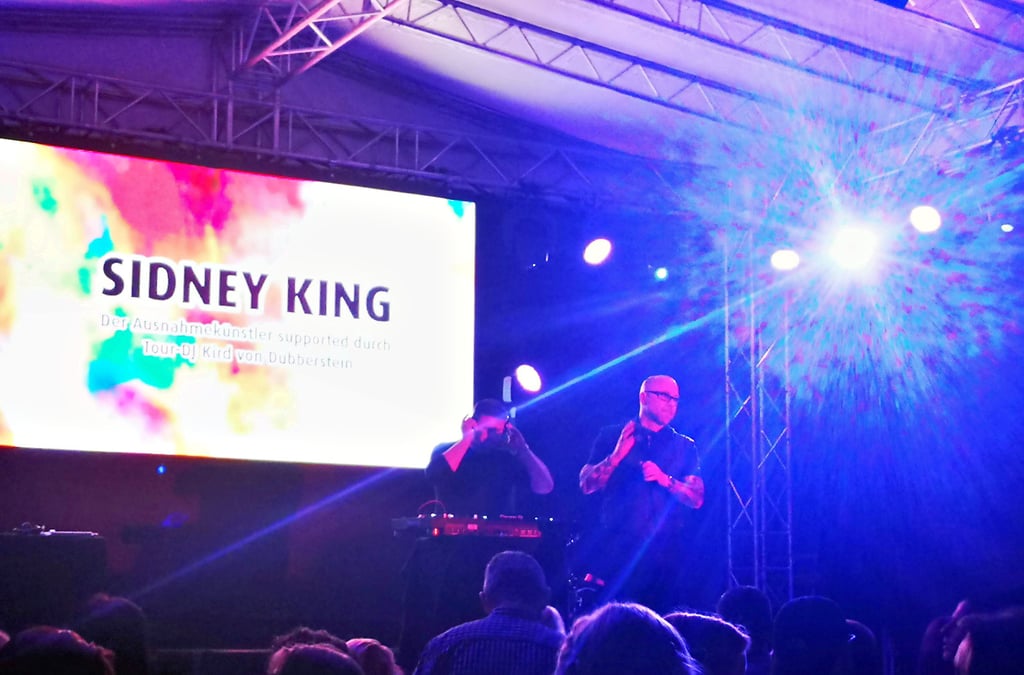 Sidney King sorgte am späten Freitagabend für Stimmung beim Parkfest in Gröbzig.
