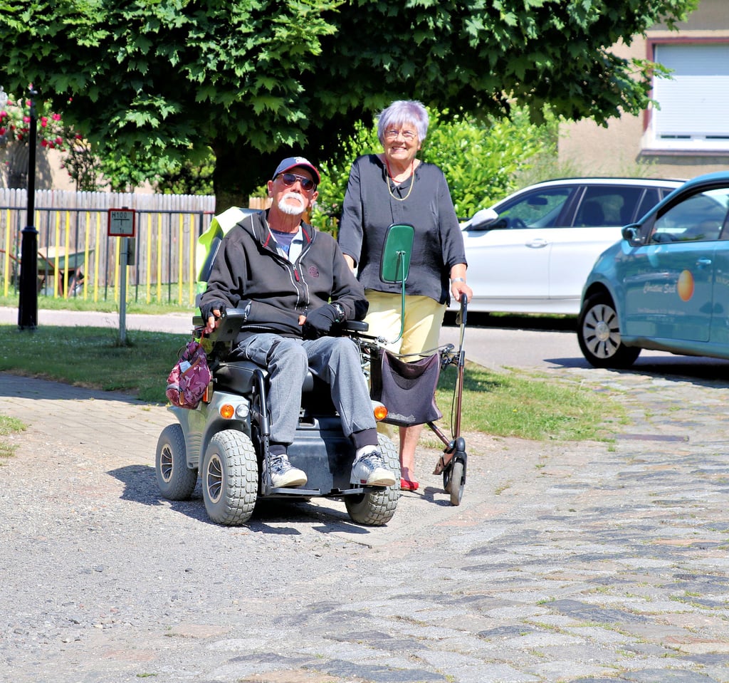 Der 68-jährige Horst Felker ist auf den Rollstuhl angewiesen, die 74-jährige Margret Hexel auf den Rollator. Beide können den maroden Fußweg im Wohngebiet in Großgörschen nicht nutzen und müssen auf die Fahrbahn ausweichen.