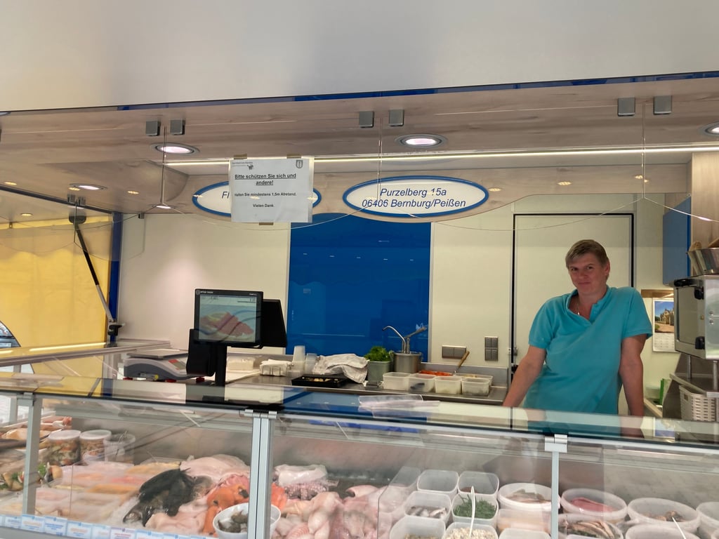 Fisch-Feinkost Gutzeit hat einen Verkaufswagen in Könnern. Das Unternehmen profitiert von vielen Stammkunden.