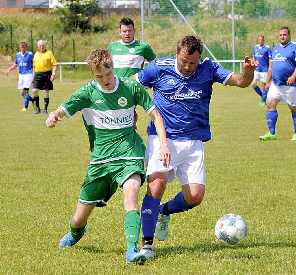 Germania-Spieler Hannes Munkelt (l.) im Duell mit SV-Kaiserpfalz-Akteur Marco Kuehnhold.