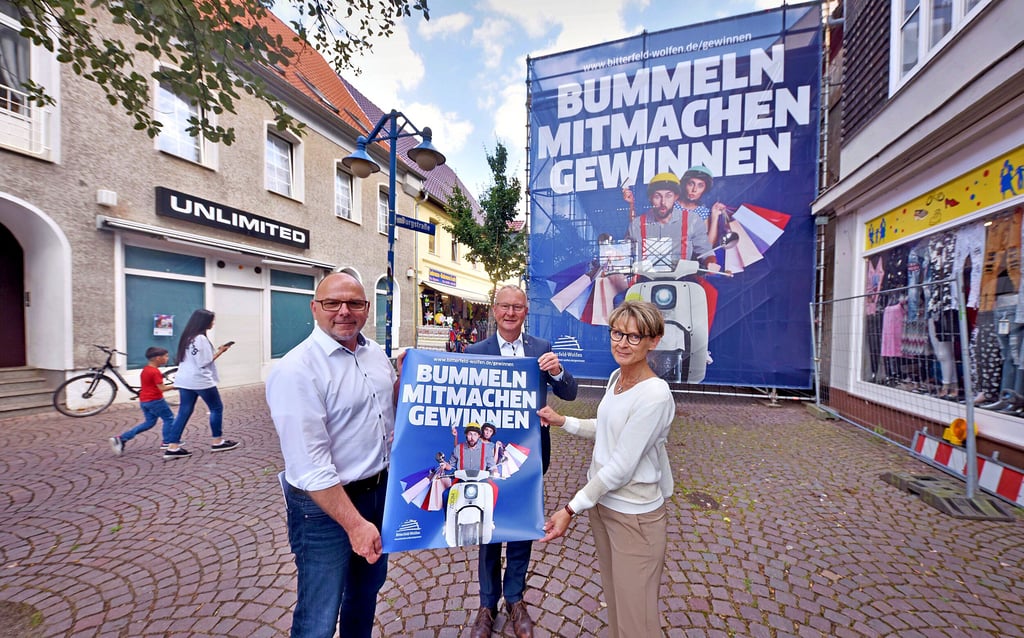 Stadtwerke-Prokurist Thomas Glauer, Oberbürgermeister Armin Schenk und Neubi-Chefin Susann Schult (v.l.) machen Werbung.