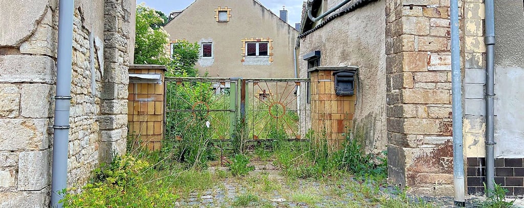 In der Straße Am weißen Tor in Cochstedt gibt es nicht nur ein Grundstück, wo das Unkraut ungehindert wachsen kann.