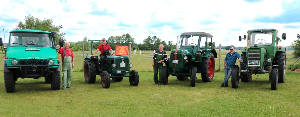 Mitglieder des Schlepper- und Oldievereins Angern e. V. (v. l.) Erwin Hünecke mit Unimog (Baujahr 1972), Lothar Hecht mit Hanomag (1961), Dieter Wendt mit Famulus (1964) und Erich Severin mit Belarus (1973).