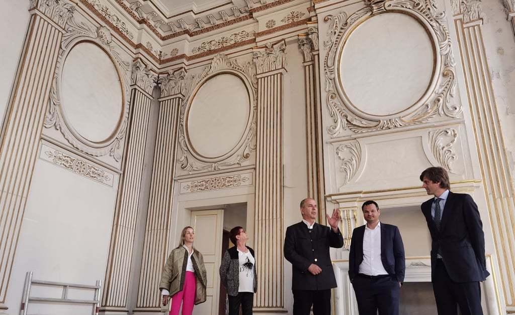 André Gast (Mitte) führt Erbprinz Ernst August von Hannover (rechts) und seine Gattin Ekaterina (links) durch das große Schloss Blankenburg und zeigt ihnen den Kaisersaal.