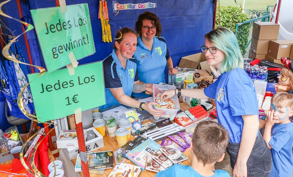 Verteilen „das große Los“: Sandy Förster (von links), Franziska Mengel und Isabelle Förster stehen an der Losbude beim 28. Heimatfest des SV Großgrimma aus Hohenmölsen.