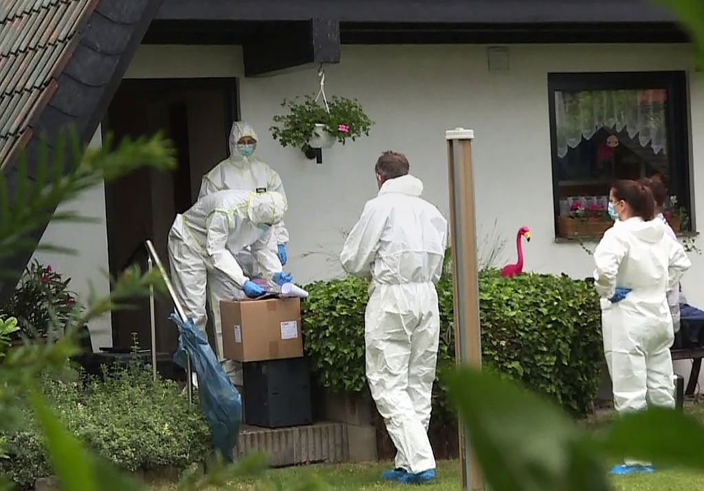 Mitarbeiter der Spurensicherung stehen vor dem Haus in Wennigsen, in dem das Paar tot aufgefunden wurde.