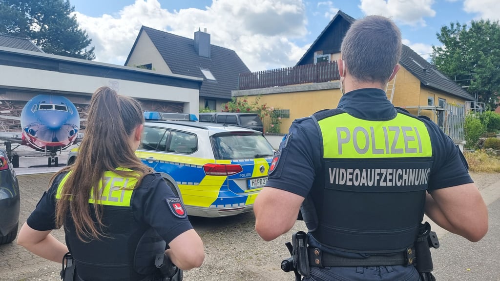 Die Polizei sperrt die Umgebung vor einem Haus im Wennigsen am Deister (Region Hannover), wo die Beamten eine Frau und einen Mann leblos auffanden.